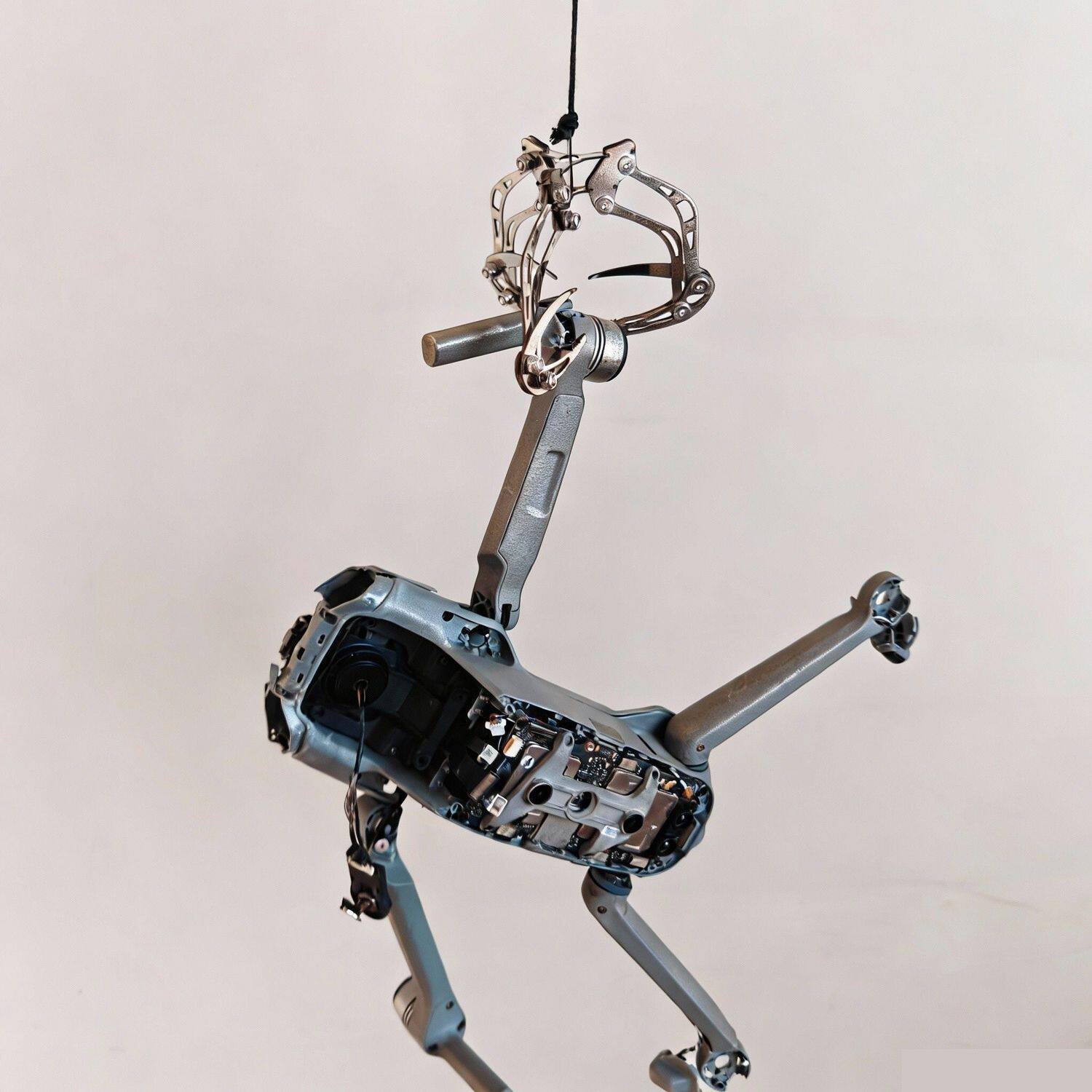 خطاف إنقاذ خفيف الوزن 40 جرام  - مراجعة Robot Gripper Claw وسعره